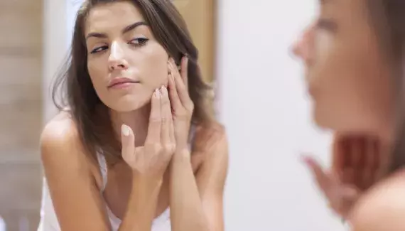 Le stress vous donne des boutons ? Découvez pourquoi la peau réagit t-il à nos émotions ?