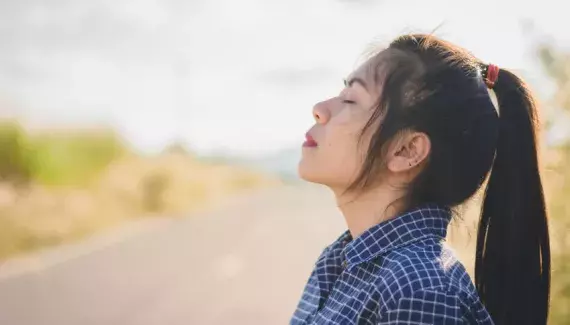 Essoufflement lié au stress : Adoptez nos 3 conseils simples pour se calmer rapidement 