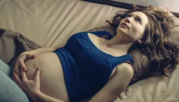 Stress durant la grossesse : les risques pour le bébé et les solutions pour déstresser